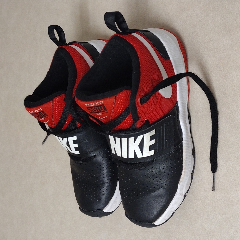 Boys Nike Team Hustle D8 Shoes Size 1